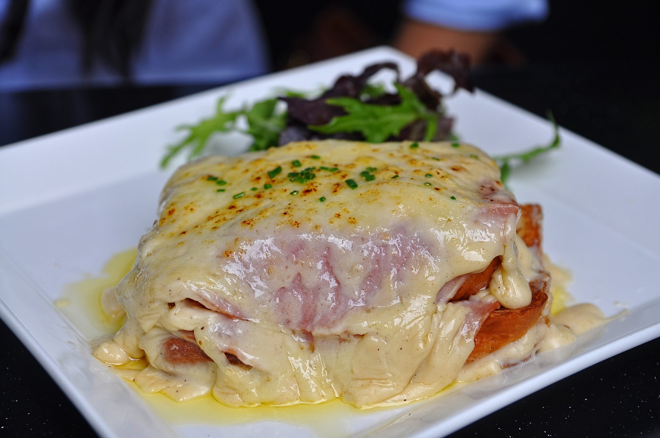 Delicious Destinations Paris - Pain avec fine tranche de jambon et fromage fondu
