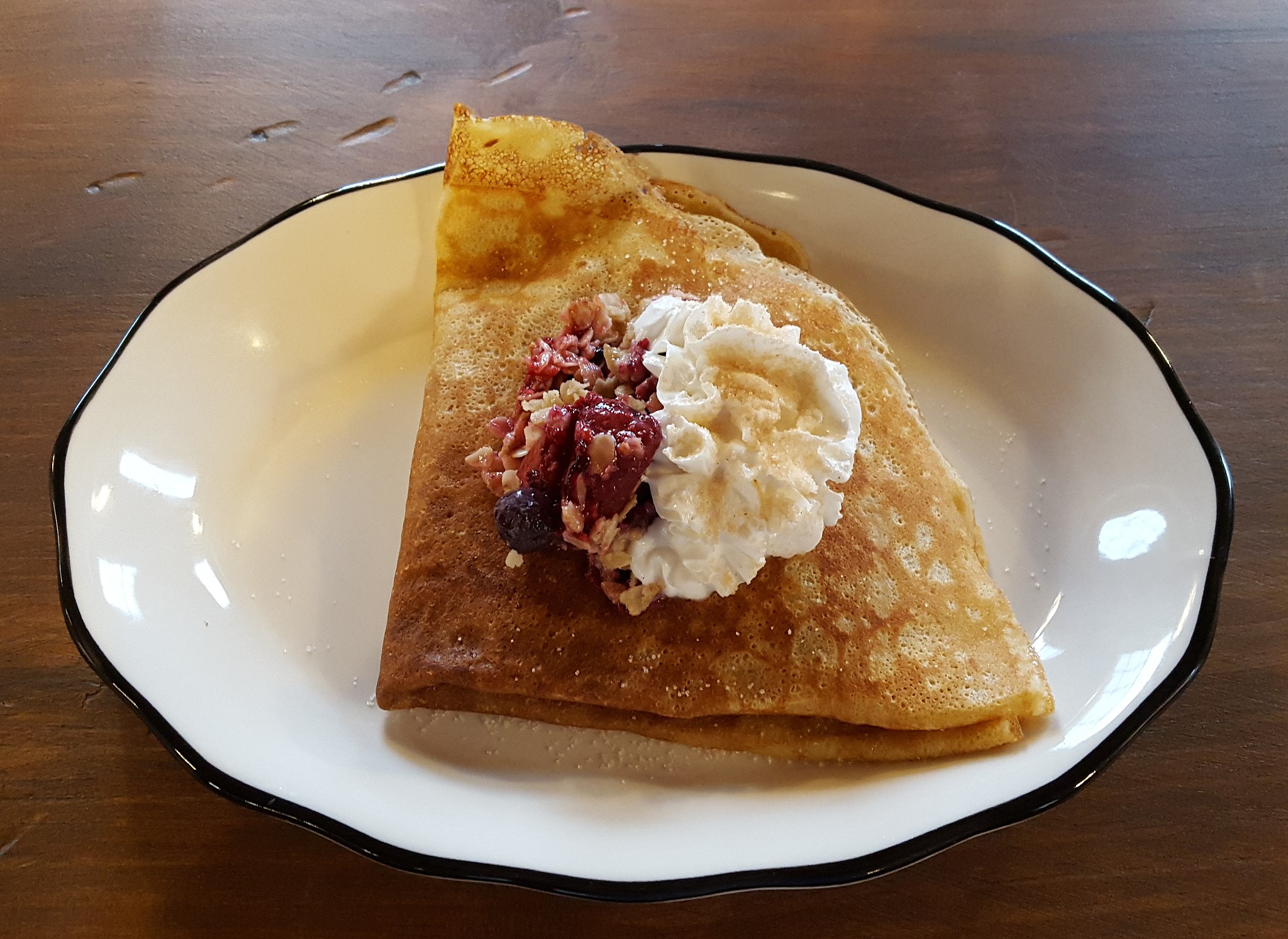 Andrew Zimmern Bizarre Foods Delicious Destinations Paris - Fine crêpe avec garnitures, crème fouettée et fruits
