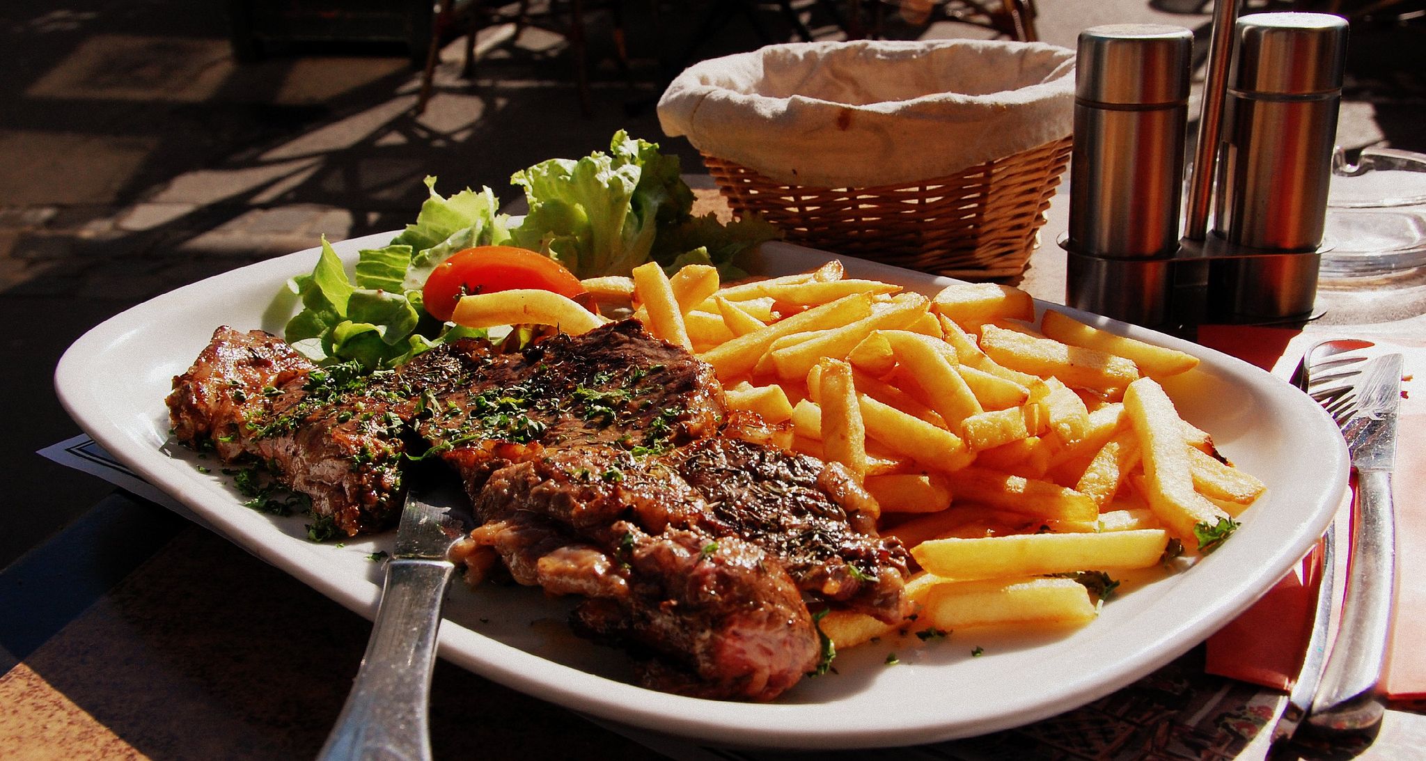 Delicious Destinations Paris - Combo steak-frites avec salade de légumes