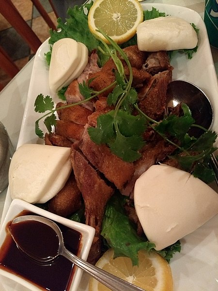 Andrew Zimmern Bizarre Foods Delicious Destinations Chengdu - Tea-smoked Duck - photo by Ssebastian Bassi under CC-BY-SA-4.0