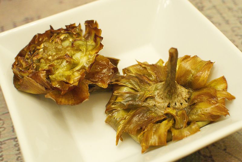 Andrew Zimmern Bizarre Foods Delicious Destinations Rome Jewish style artichokes - photo by Marco Iannantuoni under CC-BY-SA-3.0
