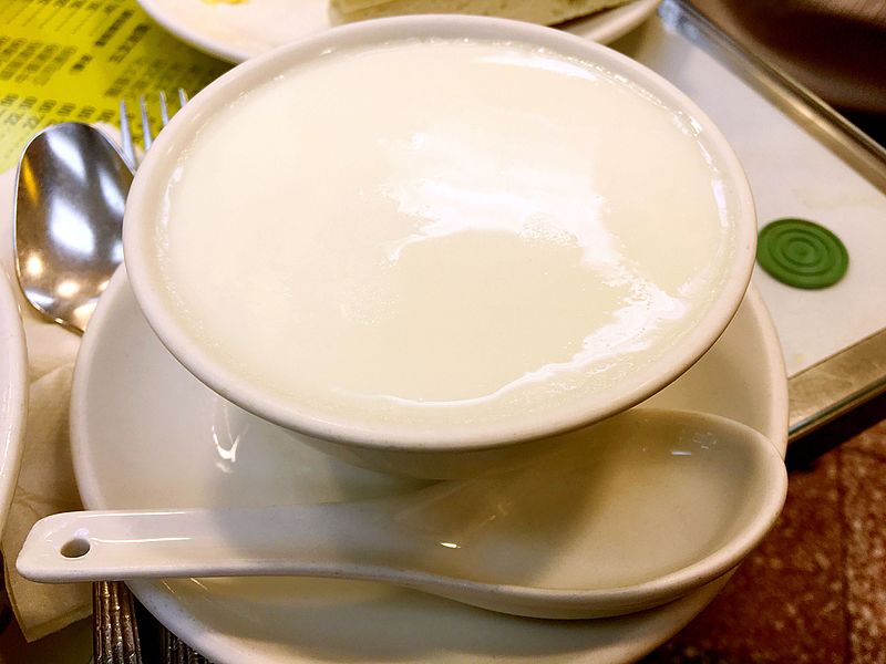 Anthony Bourdain - Macau- Steamed Milk Pudding - photo by ZhengZhou under CC-BY-SA-4.0