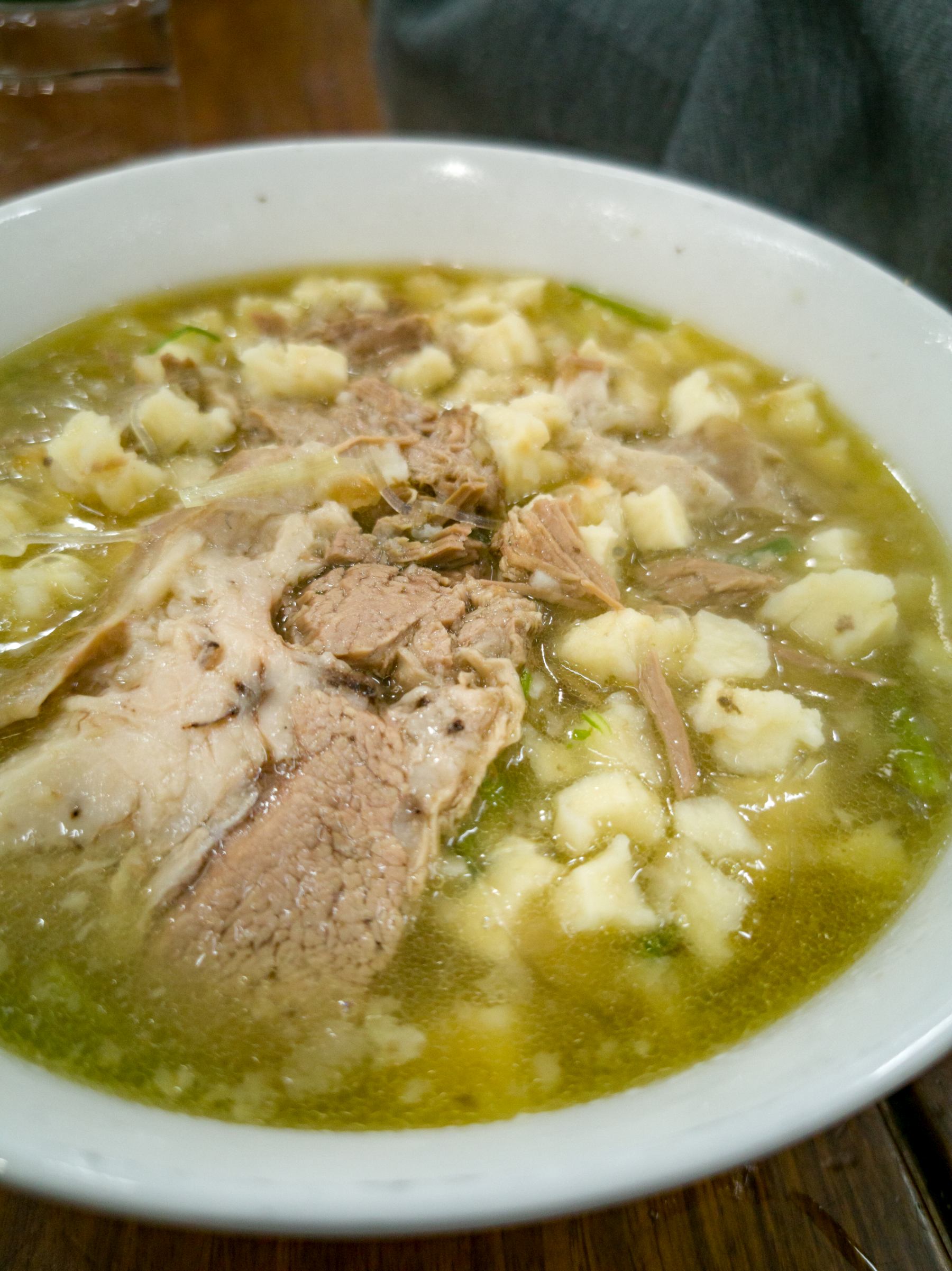 Une soupe de mouton pleine de bouts de pain © Cedric Lizotte