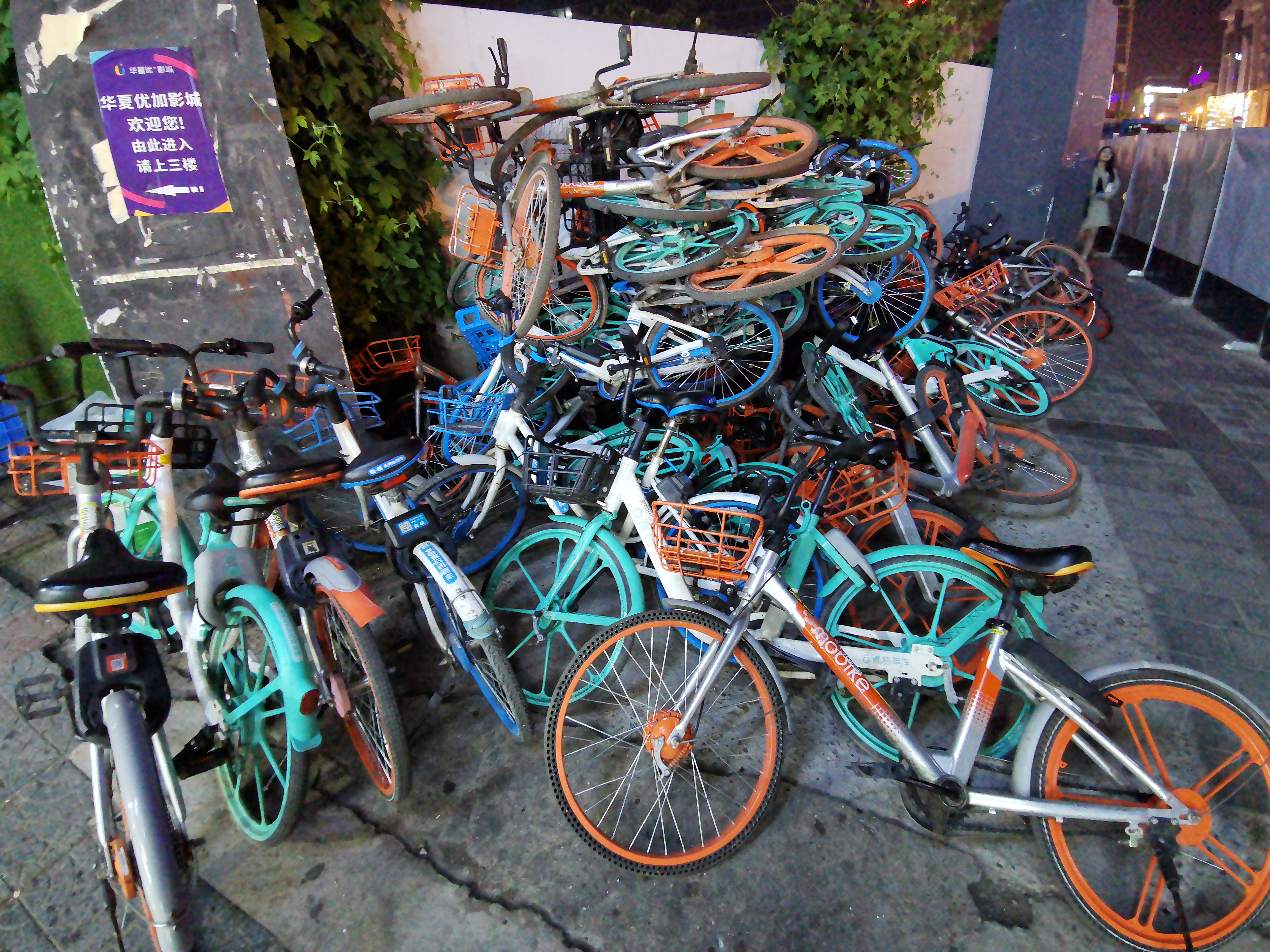 Voulez-vous un vélo? Scannez le code QR, il se déverrouillera. En attendant, il bloque les trottoirs. © Cedric Lizotte