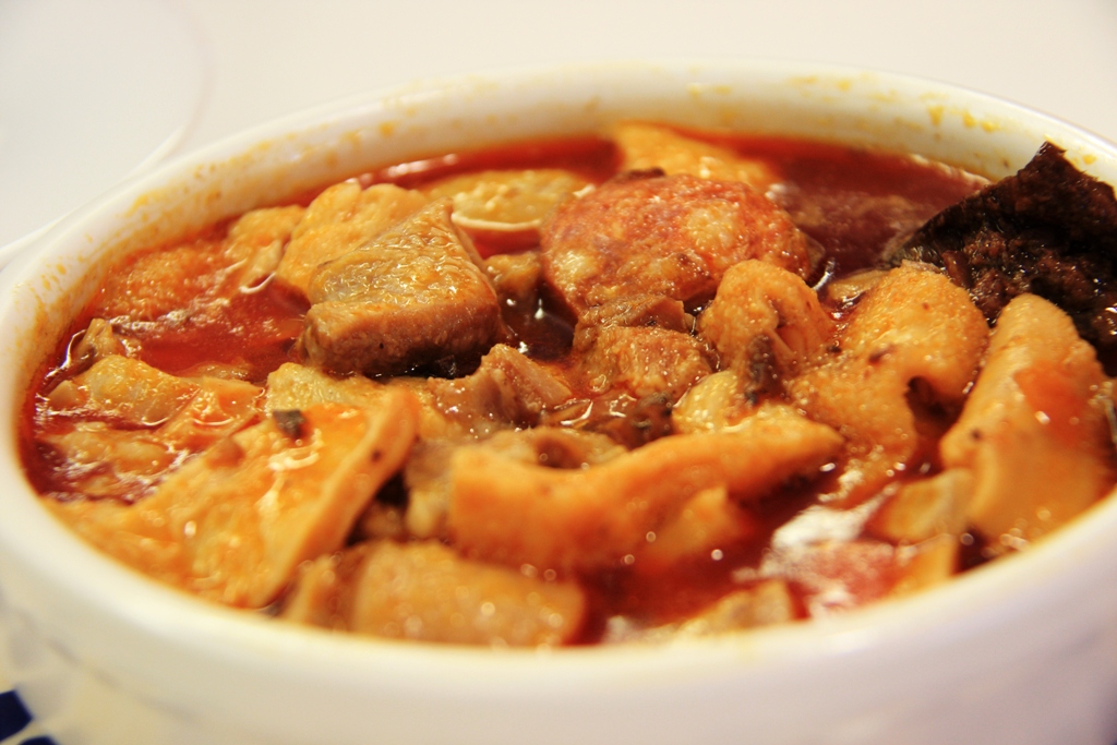 Andrew Zimmern Bizarre Foods Delicious Destinations Madrid Callos a la Madrileña - photo by Javier Lastras under CC BY 2.0