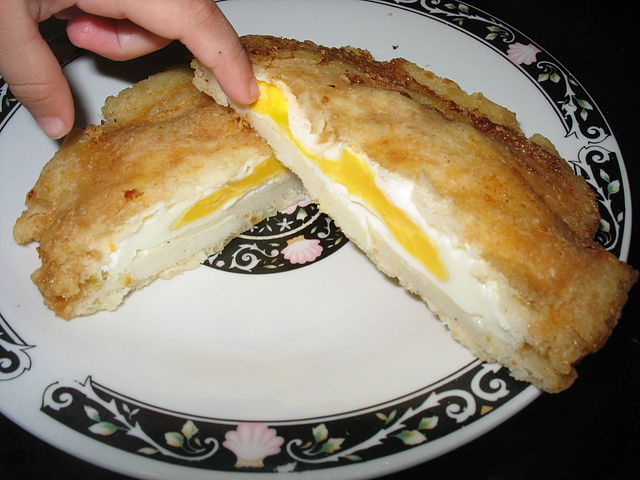 Arepa de Huevo - photo by Jdvillalobos under CC-BY-3.0