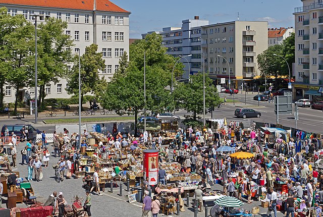 free things to do in Berlin - Flea Market at Rathaus Schöneberg - photo by A.Savin under CC-BY-SA-3.0,2.5,2.0,1.0