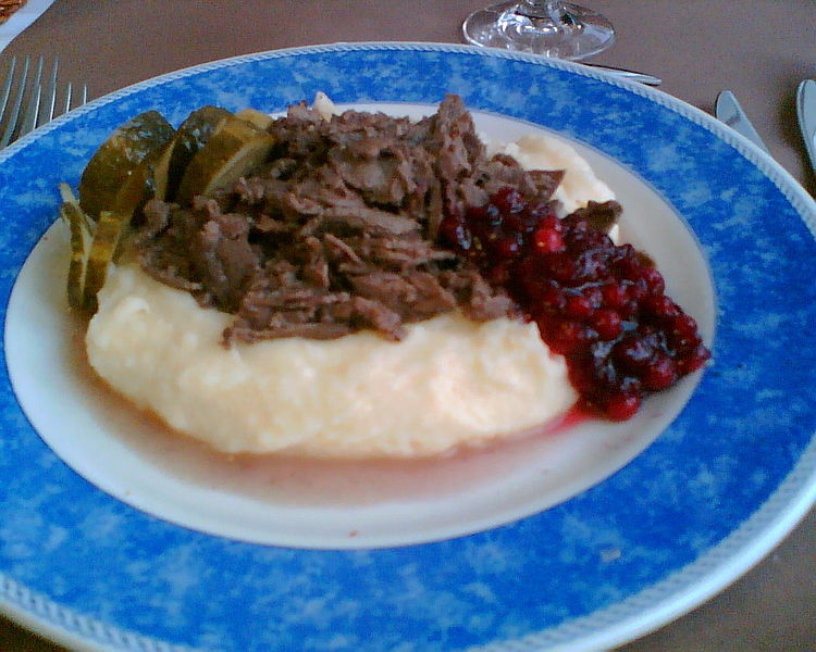 Andrew Zimmern Bizarre Foods Delicious Destinations Helsinki  - Poronkaristys - photo by Htm under CC BY-SA 3.0