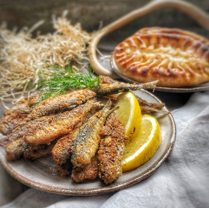 Andrew Zimmern Bizarre Foods Delicious Destinations Helsinki  - Muikku - photo by Iituliitu under CC0