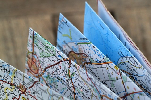 folding travel map - photo by cocoparisienne under Pixabay License