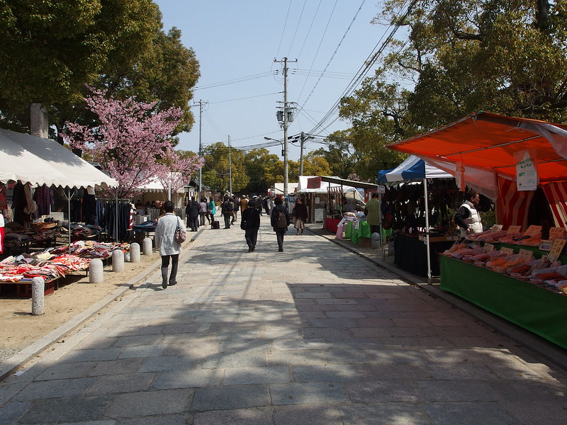 Shitennoji Flea Market - photo by Guilhem Vellut under CC BY 2.0