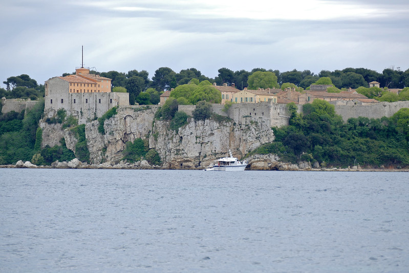three days in Cannes - Île Sainte-Marguerite with a view of Fort Royal - photo by Bernard DUPONT under CC BY-SA 2.0