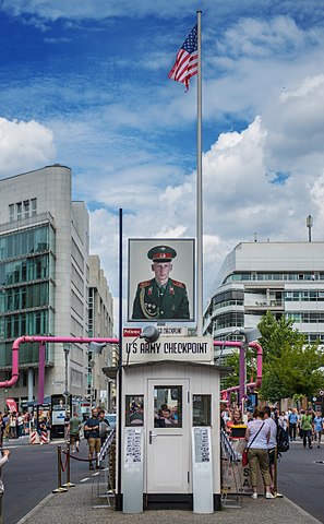 Mémorial du Checkpoint Charlie - photo by Marek Śliwecki under CC-BY-SA-4.0