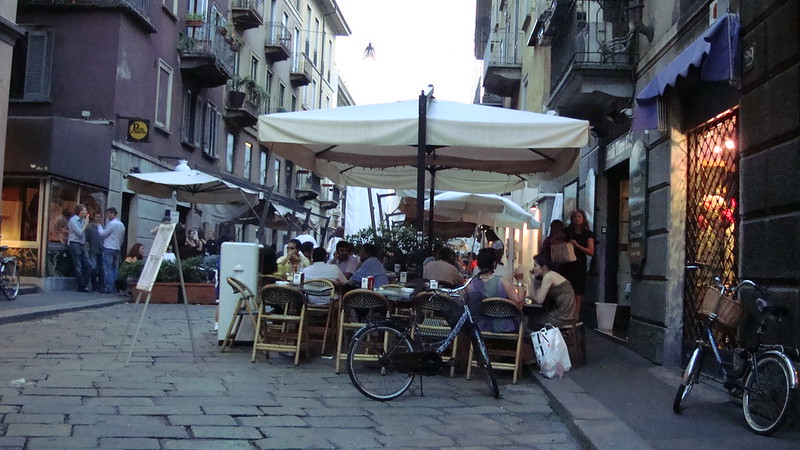 cafés et boutiques dans le quartier Brera de Milan - photo par jay8085 sous CC BY 2.0