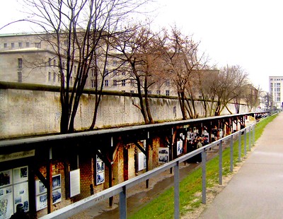 Topographie de la Terreur, Berlin, Allemagne : vestiges du Mur de Berlin au-dessus, portions des quartiers généraux de la Gestapo et des SS de la WWII en dessous - photo by Andy Montgomery under CC BY-SA 2.0