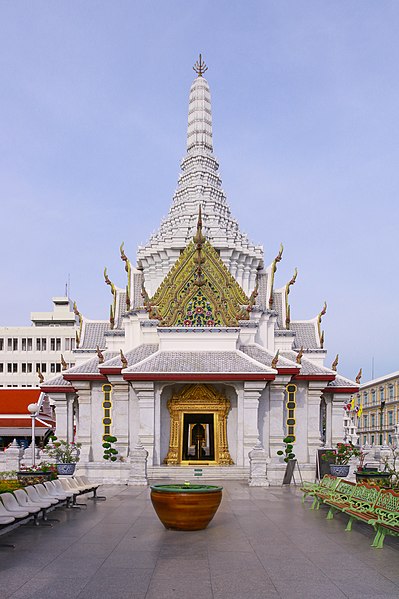 free things to do in Bangkok - Bangkok City Pillar Shrine - photo by Supanut Arunoprayote under CC-BY-3.0
