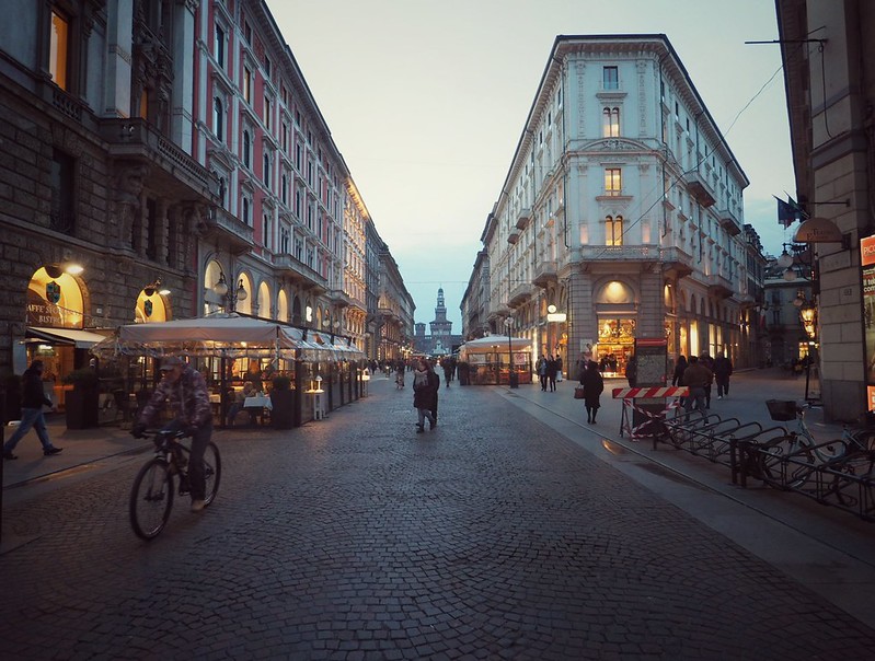 Via Dante à Milan - photo par Ștefan Jurcă sous CC BY 2.0