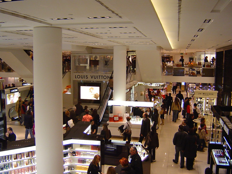 shopping à Milan - intérieur de La Rinascente - photo par Sergio Calleja (Life is a trip) sous CC BY-SA 2.0