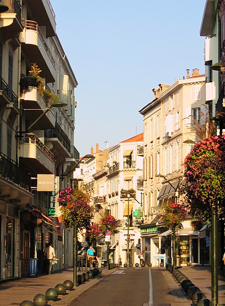three days in Cannes - Rue d'Antibes, Cannes - photo by qwesy qwesy under CC-BY-3.0