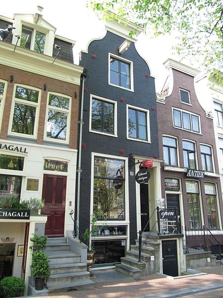 Some of the shops along Spiegelgracht in the Spiegelkwartier - photo by M.M.Minderhoud under GFDL and CC-BY-SA-3.0,2.5,2.0,1.0