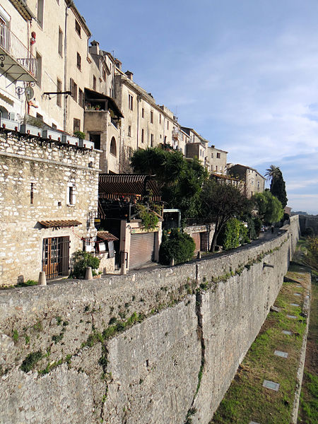 Saint-Paul-de-Vence Ramparts - photo by MOSSOT under CC-BY-SA-3.0