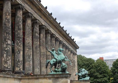 Altes Museum - Berlin - photo by budget travel accommodation under CC BY-SA 2.0