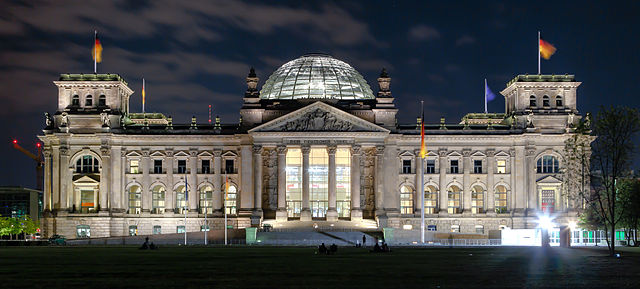 sites historiques de berlin - Le Reichstag de nuit - photo by Avda under CC-BY-SA-3.0