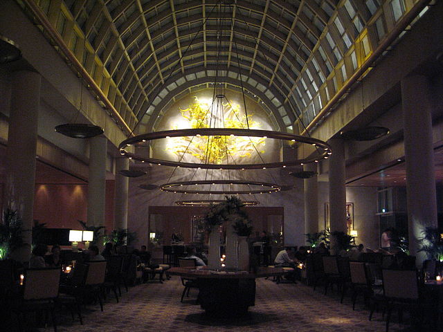 The Chihuly Lounge of The Ritz-Carlton Millenia Singapore that features "Sunrise" by Dale Chihuly - photo by Terence Ong. under CC-BY-SA-3.0-migrated, CC-BY-2.5