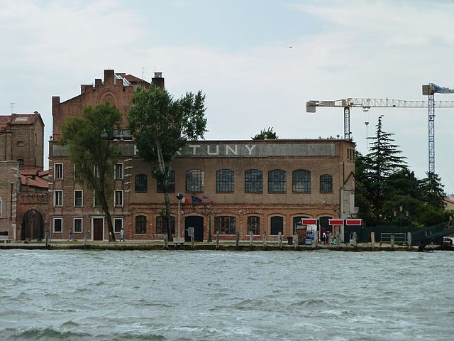 best shopping in venice - Fortuny Showroom and Factory - photo by Abxbay under CC-BY-SA-3.0