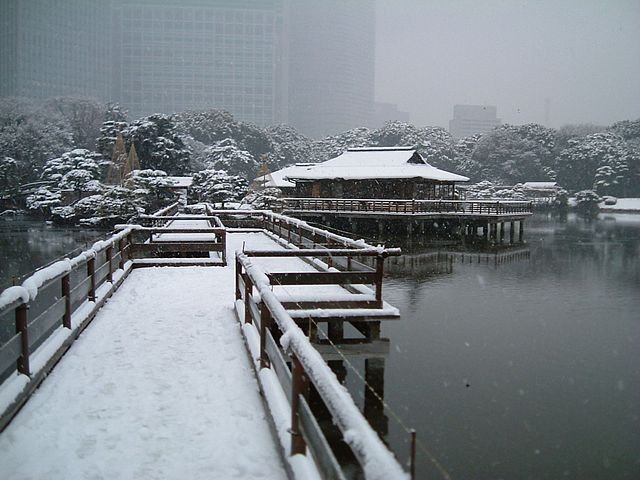 Hama-rikyū Gardens in Chūō, Tokyo in winter - photo by Tak1701d under CC-BY-SA-3.0