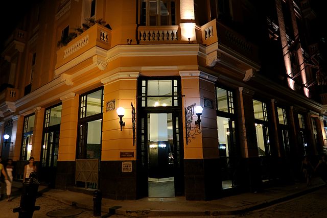 Hotel Ambos Mundos, a famous landmark on Calle Obispo - photo by Gotanero - under CC BY-SA 4.0