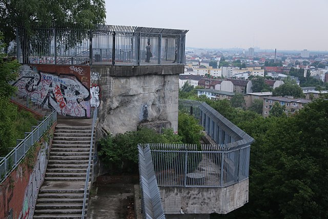 sites historiques de berlin - La Tour de Flak de Berlin - photo by drrcs15 under CC-BY-SA-4.0