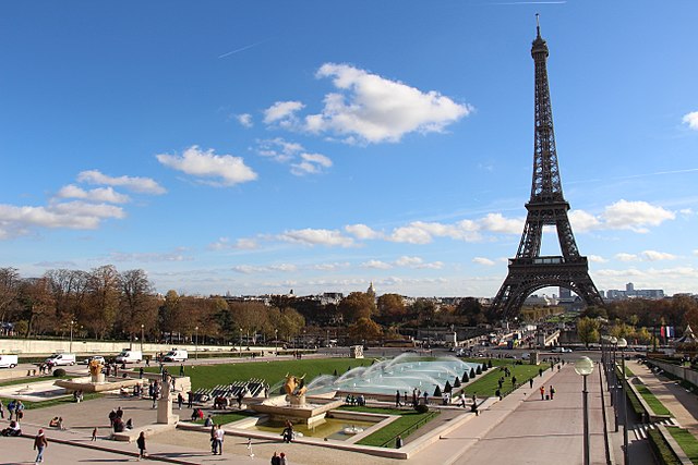 Jardins du Trocadéro with the Eiffel Tower on the background - photo by Fred Romero from Paris, France under CC-BY-2.0