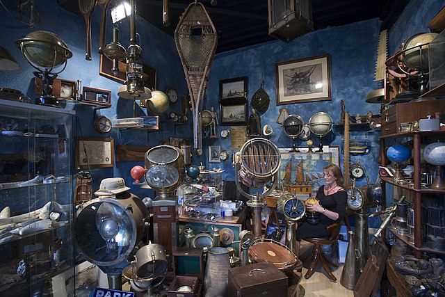 a shop for vintage travel items at Marché Dauphine - photo by Jorge Royan under CC-BY-SA-3.0