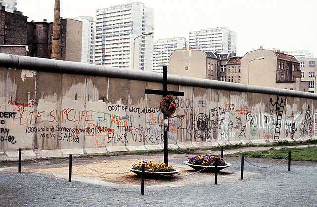 sites historiques de berlin - Un mémorial sur le côté occidental du Mur de Berlin - photo by DoD photo, USA under Public Domain