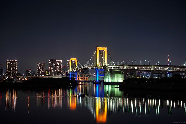 Rainbow Bridge (Tokyo Bay Connector Bridge) at night - photo by Luke Ma from Taipei, Taiwan ROC under CC-BY-2.0