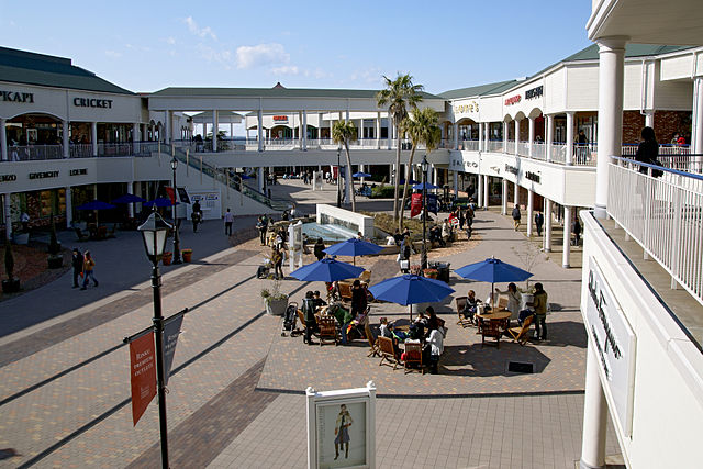 Rinku Premium Outlets in Izumisano, Osaka prefecture, Japan - photo by 663highland under CC-BY-SA-3.0-migrated and CC-BY-2.5