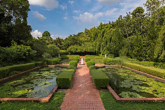 free things to do in Singapore - Sundial Garden at Singapore Botanic Gardens - photo by Basile Morin under CC-BY-SA-4.0