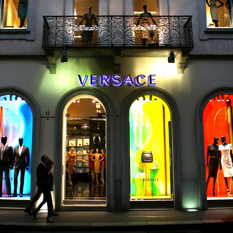 shopping à Milan - boutique Versace sur la Via Monte Napoleone - photo par Dimitry B. sous CC BY 2.0