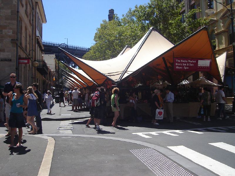 The Rocks Market, Sydney - photo par Kevin Gibbons sous CC BY 2.0