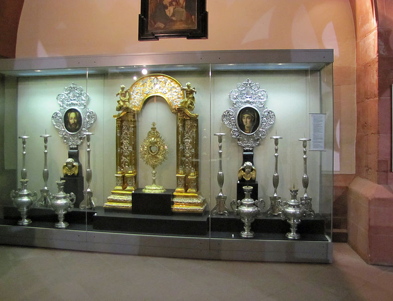 free things to do in Frankfurt - Parts of the cathedral treasure on display at Dommuseum Frankfurt - photo by Dontworry under CC-BY-SA-3.0