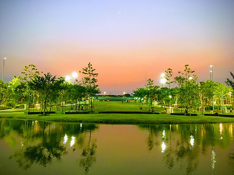 The front entrance of Chulalongkorn University Centenary Park - photo by BunBn under CC-BY-SA-4.0