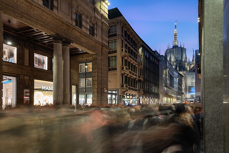 shopping à Milan - Corso Vittorio Emanuele II - photo par Giorgio Galeotti sous CC-BY-4.0
