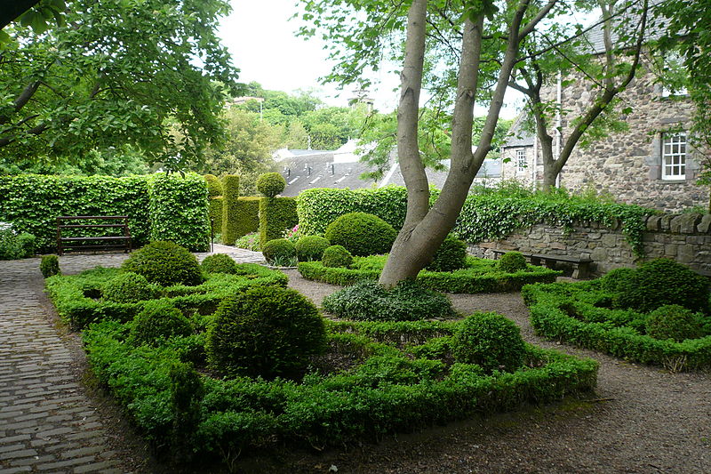 Dunbar's Close Garden in Edinburgh - photo by Sir Gawain / Wikimedia Commons under CC BY-SA 3.0