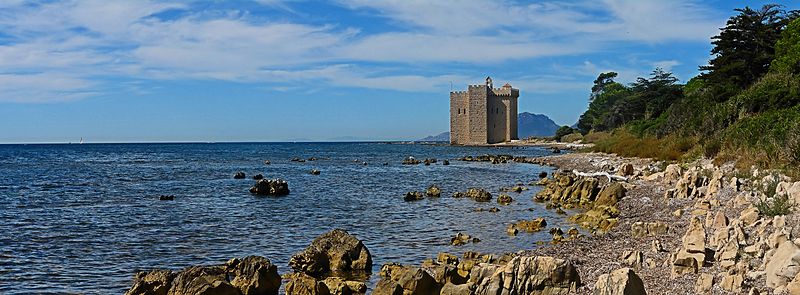 three days in Cannes - Île Saint-Honorat with a view of the fortified monastery of Abbaye De Lérins - photo by Alberto Fernandez Fernandez under GFDL, CC-BY-SA-3.0-migrated and CC-BY-2.5