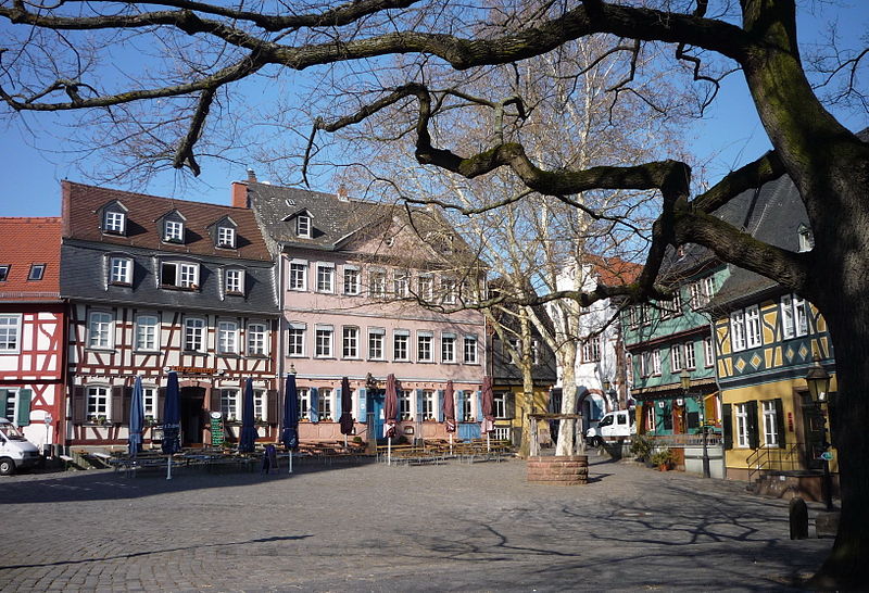 Höchster Schlossplatz in Höchst - photo by User: Pedelecs at wikivoyage shared under CC BY-SA 3.0