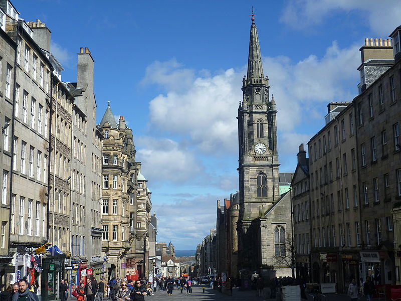 free things to do in Edinburgh - High Street, part of the Royal Mile - photo by Kim Traynor under CC BY-SA 3.0