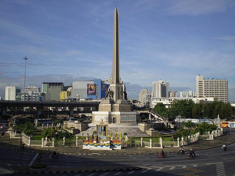 free things to do in Bangkok - Victory Monument in Bangkok, Thailand - photo by Holiday Point from Melbourne, Australia under CC-BY-2.0