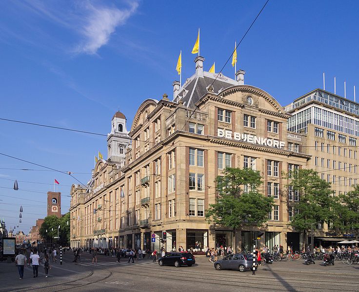 View of de Bijenkorf from Dam Square - photo by C messier under CC-BY-SA-4.0
