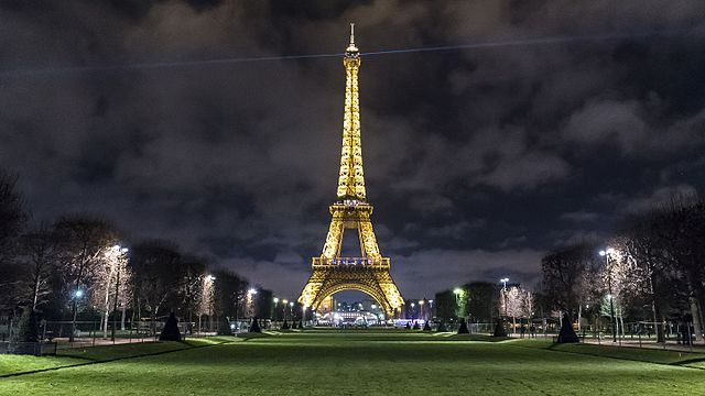 historical sites in Paris - free things to do in Paris - The Eiffel Tower at night - photo by Corentin villemeur under CC-BY-SA-4.0